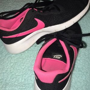 nike sneakers READ DESCRIPTION REGARDING SIZE